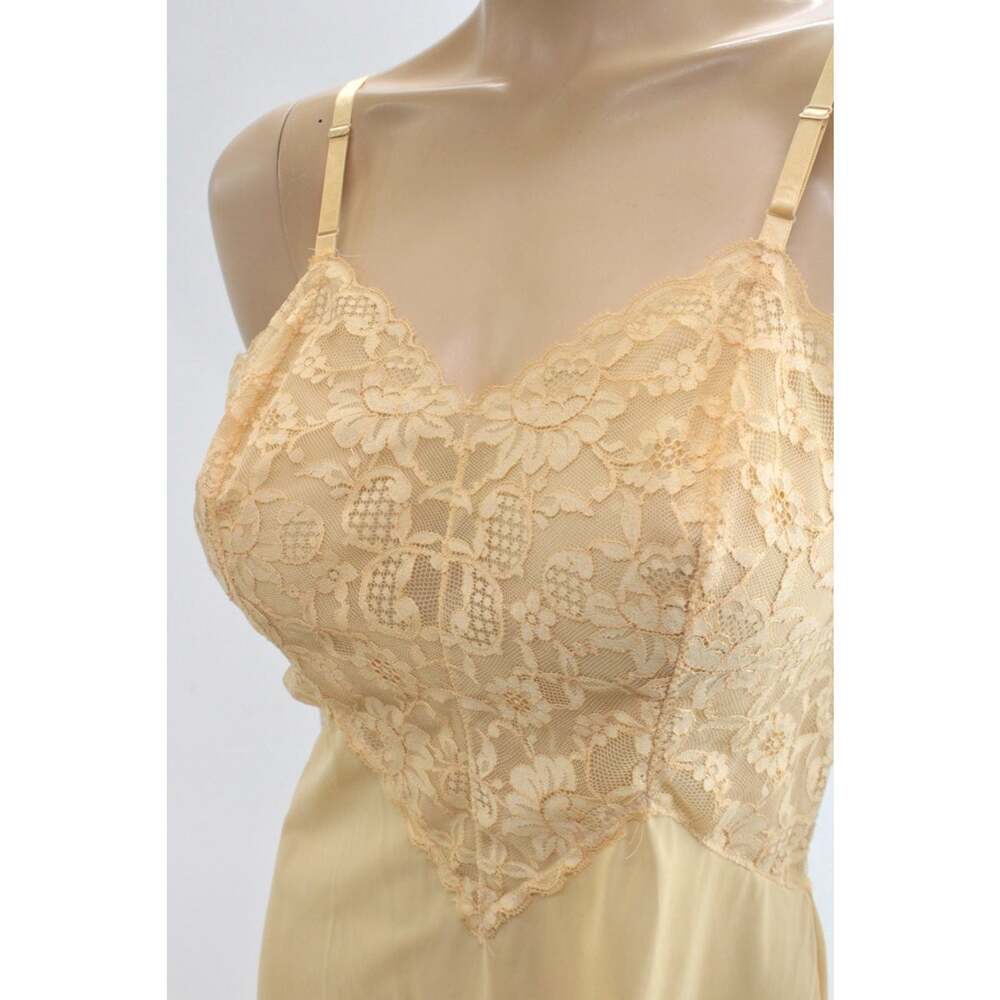 VTG Vanity Fair Yellow Nylon Full Slip 7" wide Lace Trim 60s Sweetheart Neckline - Picture 4 of 9